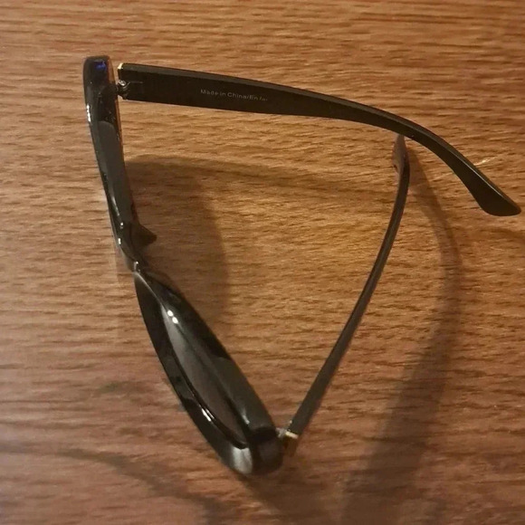 Fashion Sunglasses | One Size | Black | Gently worn | No visible scratches - Picture 3 of 7